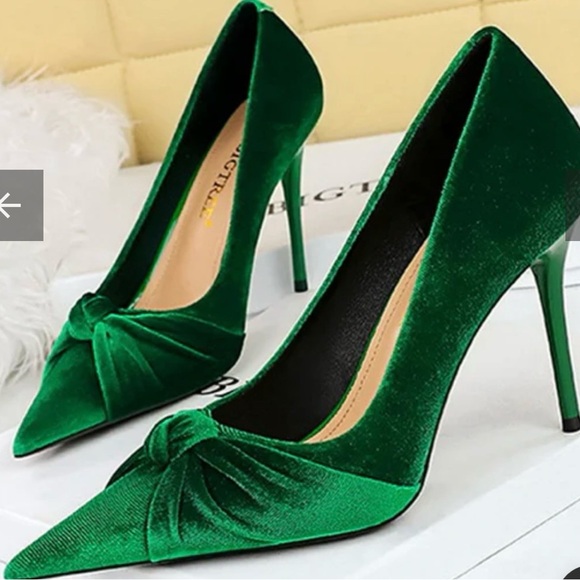 Vintage style Green Velvet Twist Bow Accent Stiletto Heel Pumps - Picture 1 of 9
